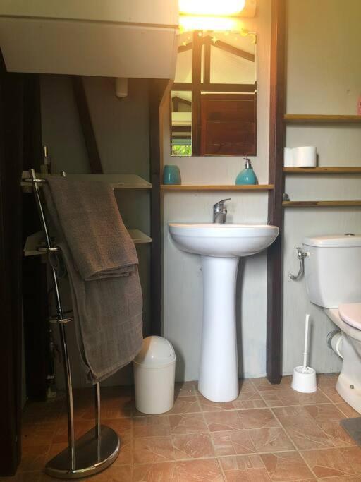 Charmant Bungalow Avec Piscine Saint-Joseph Esterno foto