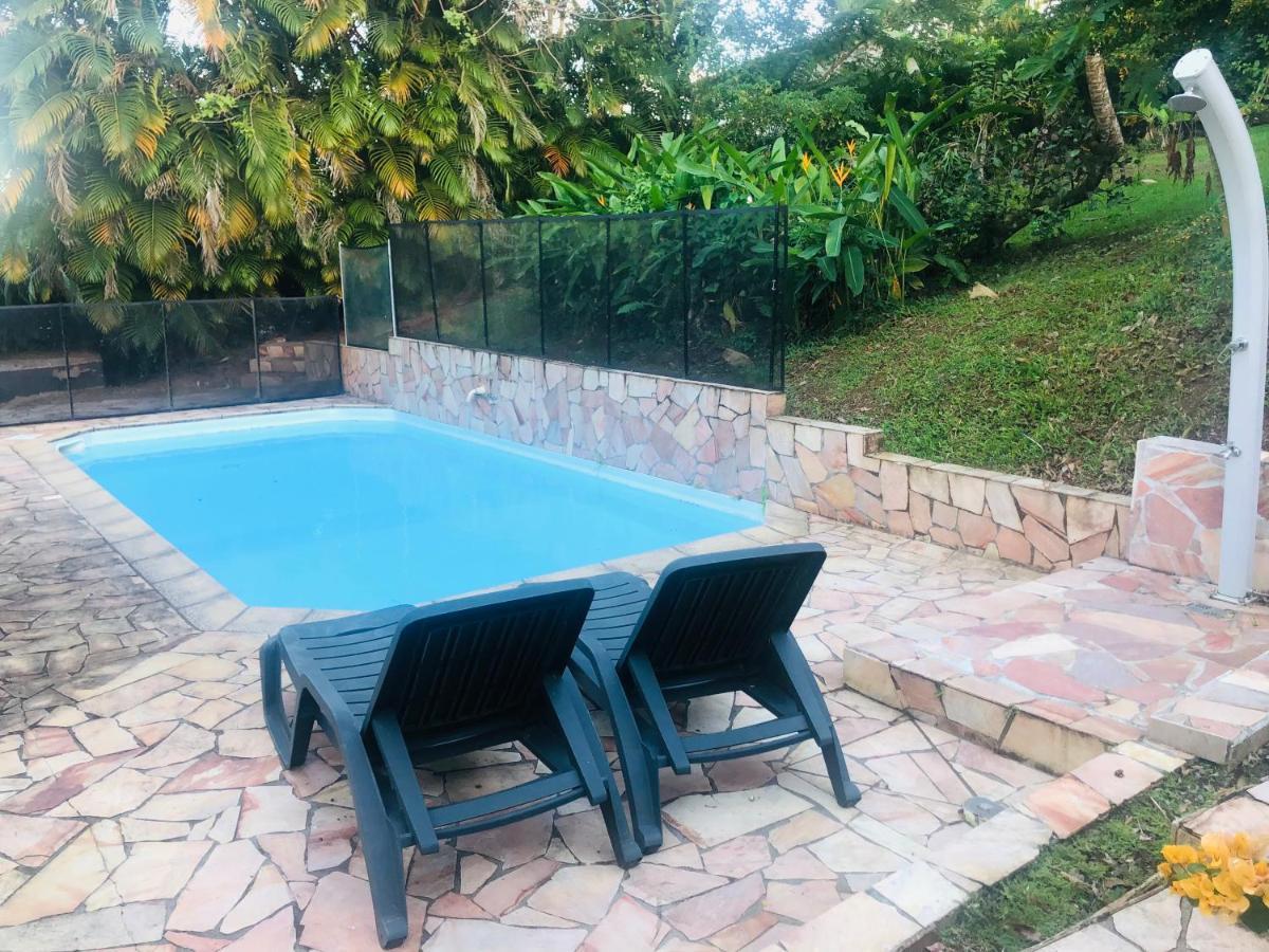 Charmant Bungalow Avec Piscine Saint-Joseph Esterno foto